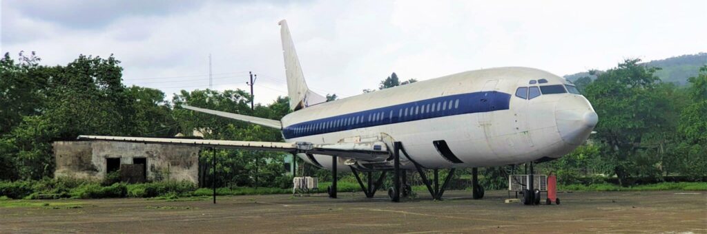 737 plane abandoned in Mumbai